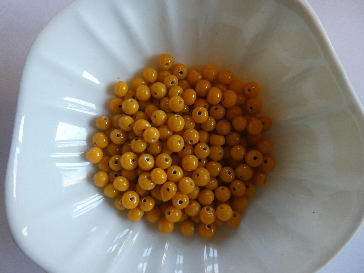 100 perles de verre artisanal 4 mm environ safran brillant