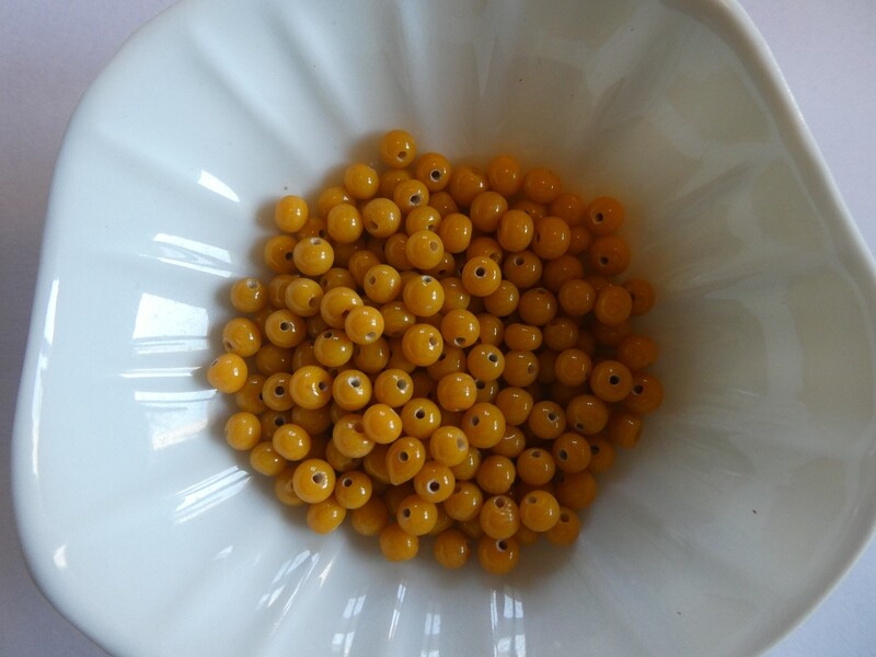100 perles de verre artisanal 4 mm environ safran brillant