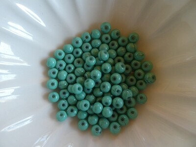 100 perles de verre turquoise avec balayages noirs 4 mm
