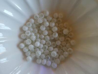100 perles de verre blanc tanslucide 4 mm