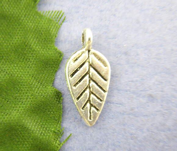 10 pendentifs breloques feuille argentés  9 x 18 mm