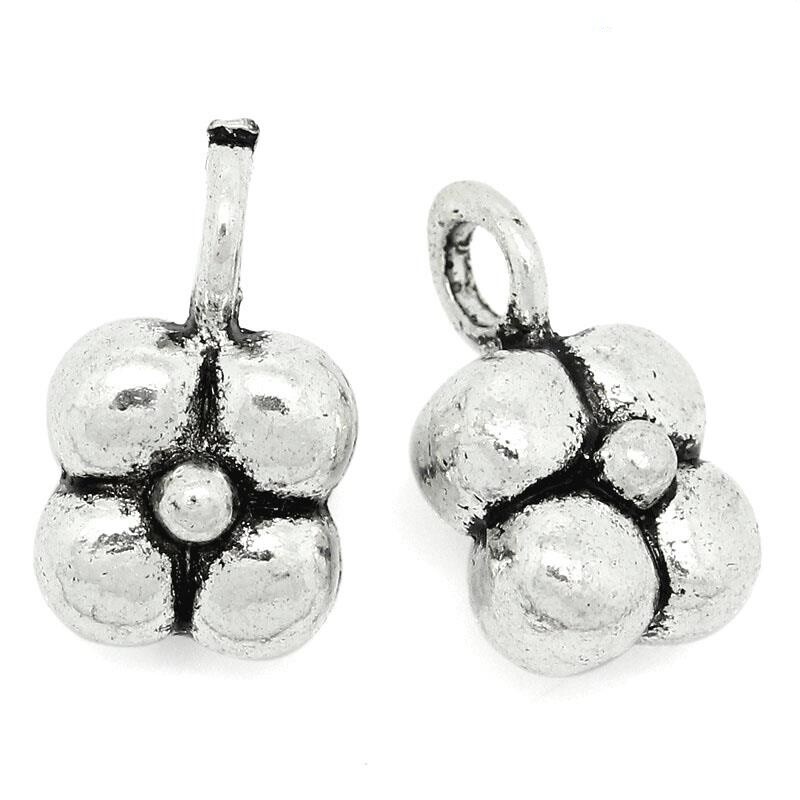 10 pendentifs fleur carrée argentés vieillis 15 x 9 mm