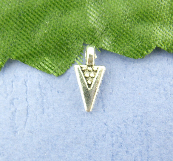 30 petits pendentifs triangles argentés 4x9 mm