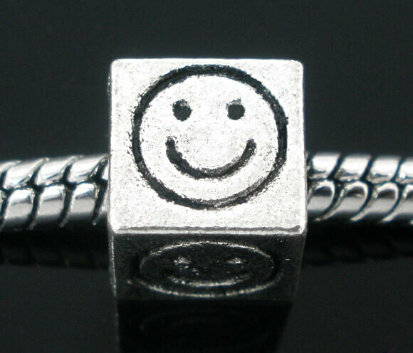 4 perles cube argenté smiley  8 x 8 mm