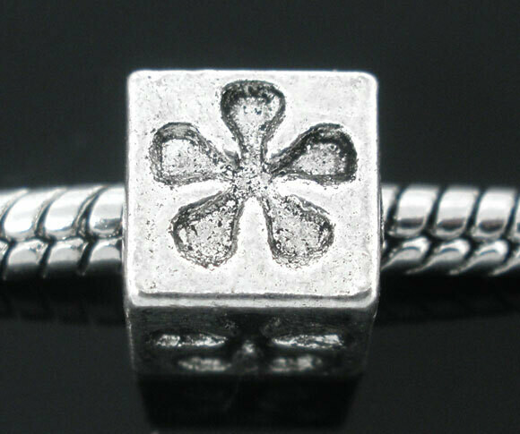 4 perles cube argenté fleur 8 x 8 mm