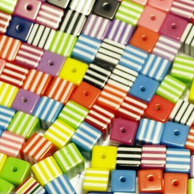 10 perles cubes rayées en résine de couleur variées 8 x 8 mm