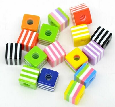 10 perles cubes rayées en résine de couleurs variées 10 mm