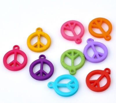 20 pendentifs breloques PEACE AND LOVE en acrylique de couleur 17 x 14 mm