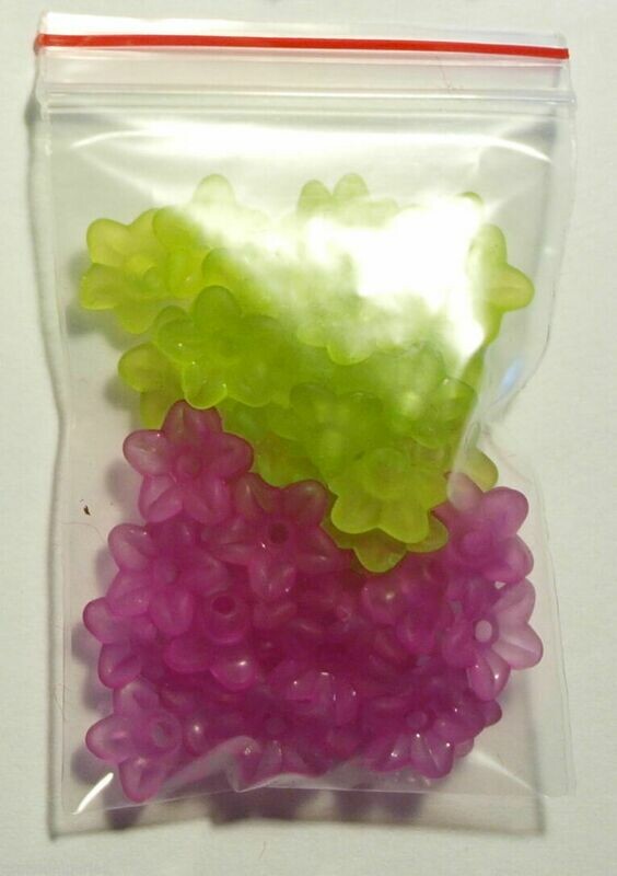 50 perles intercalaires fleurs givrées en lucite 10 x 4 mm mélange bicolore anis et fuchsia