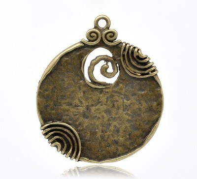 Pendentif rond avec spirales couleur bronze antique 52 x 45 mm