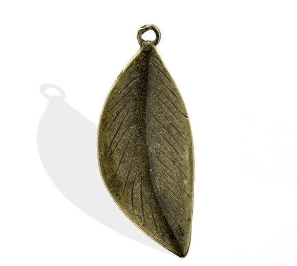 2 pendentifs en forme de feuille métal couleur bronze 5,1 x  2,1 cm