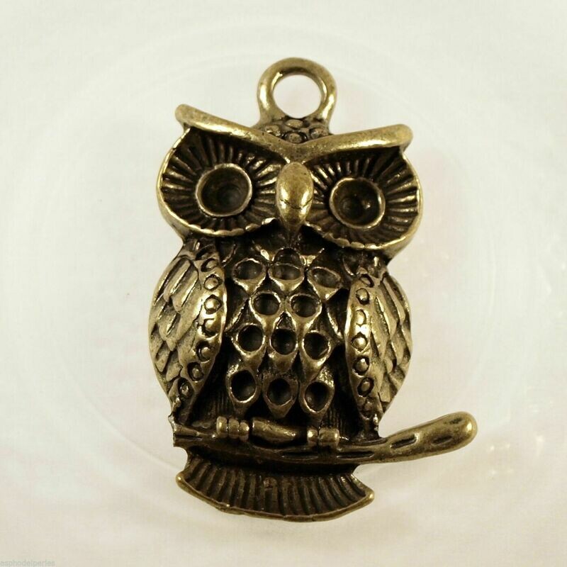 Pendentif hibou sur sa branche métal couleur bronze 43x36 mm