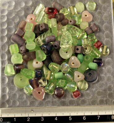 Mélange de perles de verre artisanales variées vert clair rose 50g