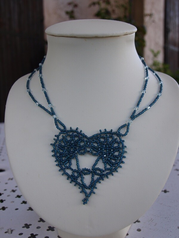 Collier coeur bleu perles de rocailles dentelle fait main