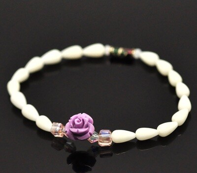 Bracelet perles blanches et fleur acrylique sur élastique 20 cm