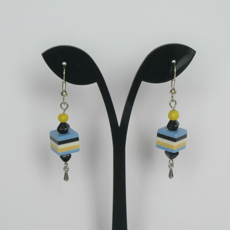 Boucles d'oreilles cube rayé bleu jaune blanc et noir