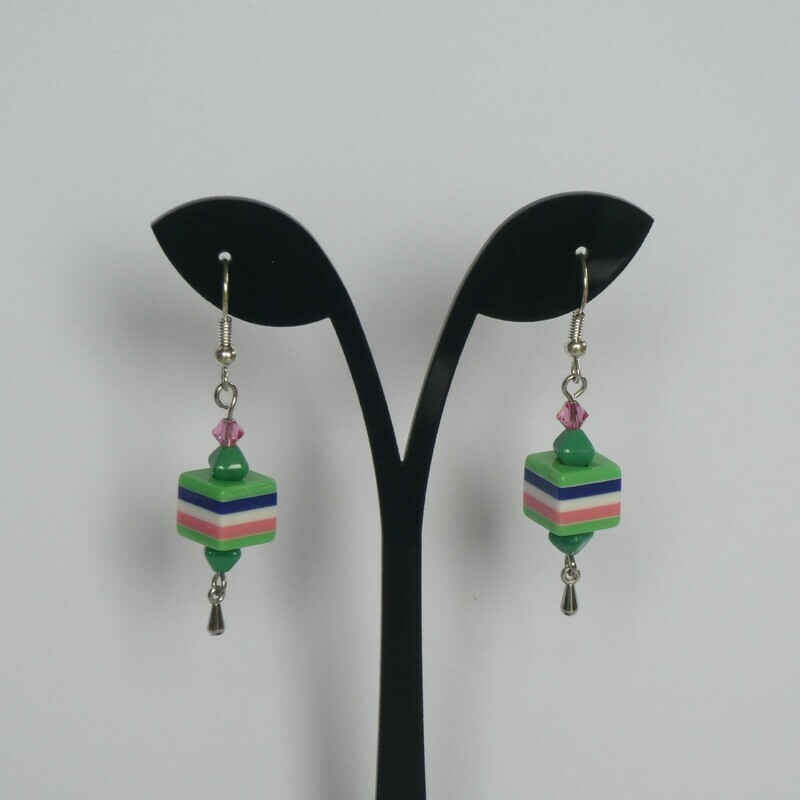 Boucles d'oreilles cube rayé vert noir blanc rose