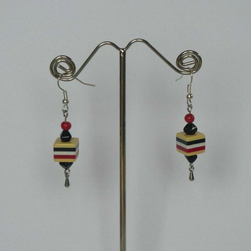 Boucles d'oreilles cube rayé jaune rouge blanc noir
