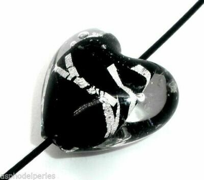 2 perles de verre en forme de coeur transp noir et feuille d'argent 20 x 20 mm