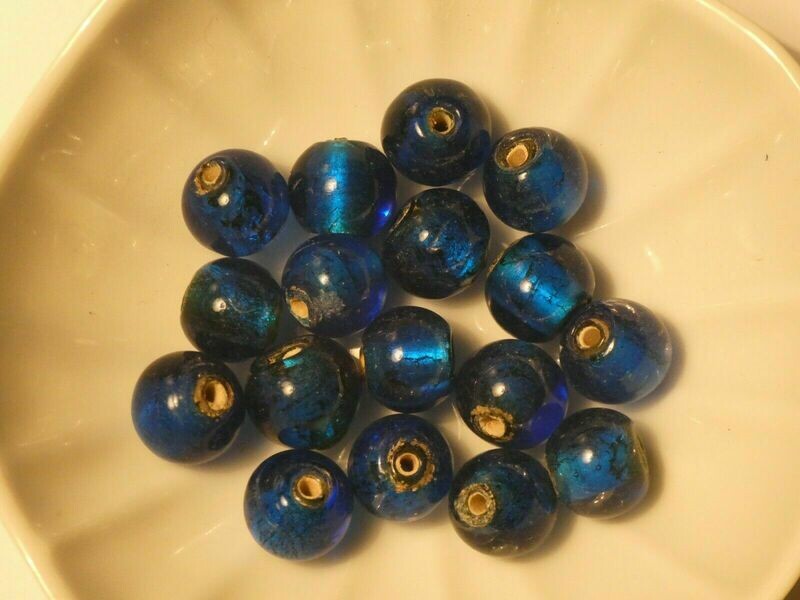 17 perles de verre  rondes feuille d'argent foiled bleu marine 8 mm