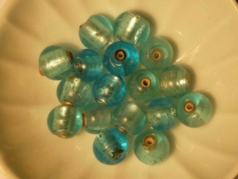 17 perles de verre  rondes feuille d'argent foiled bleu clair 8 mm