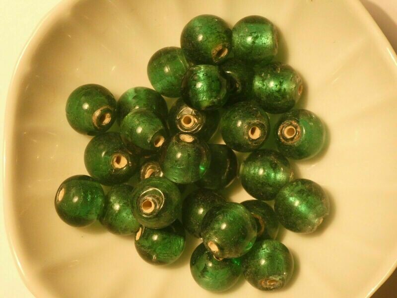 27 perles de verre  rondes feuille d'argent foiled vertes 8 mm