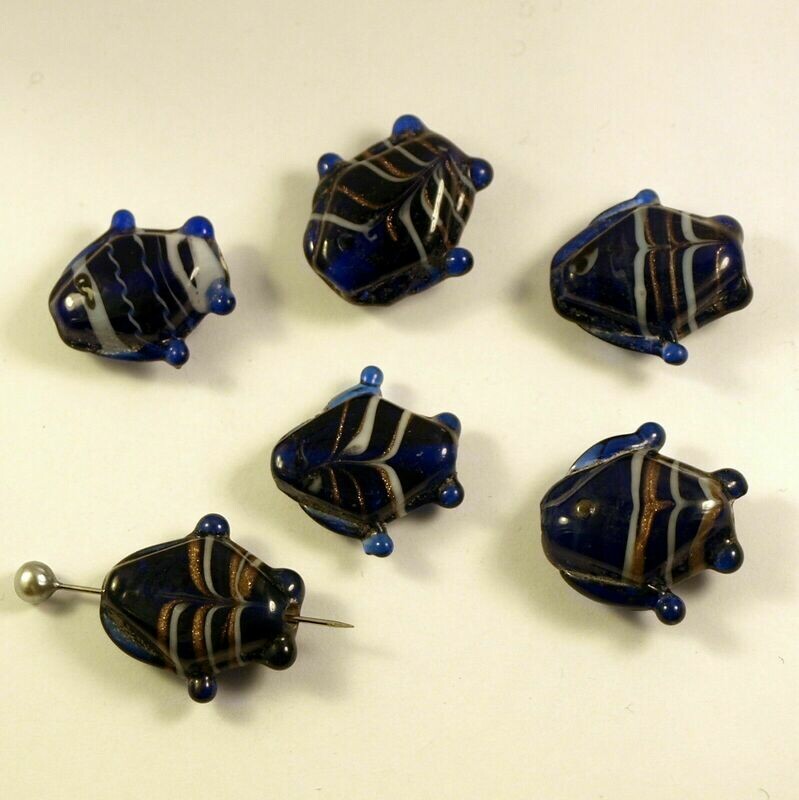 4 perles poisson bleu marine décoré 2 x 1,80 cm environ