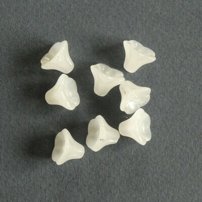 8 perles fleur trompette en verre 8x13mm blanches
