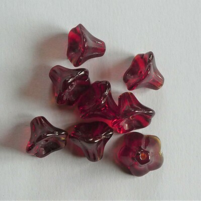 8 perles fleur trompette en verre 8x13mm rouge
