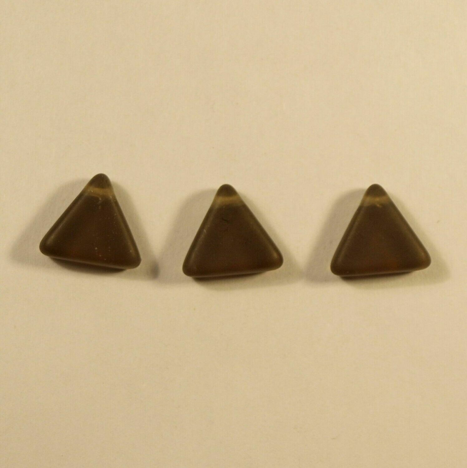 5 perles de verre artisanal tchèque triangles khaki givré