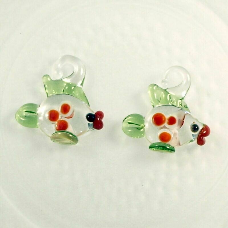 Paire de petits pendentifs poissons à pois en verre 9 mm