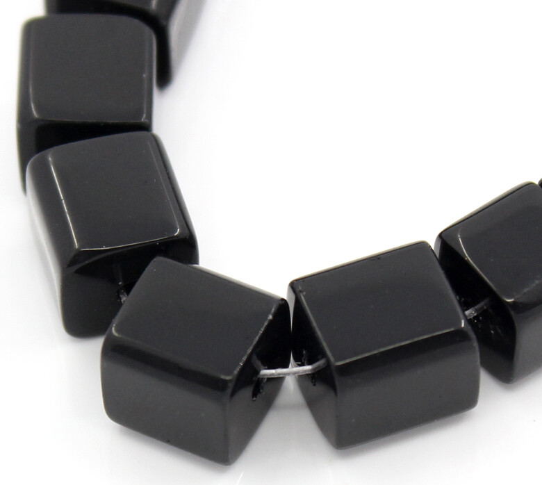 30 perles cube en verre noir  8 mm