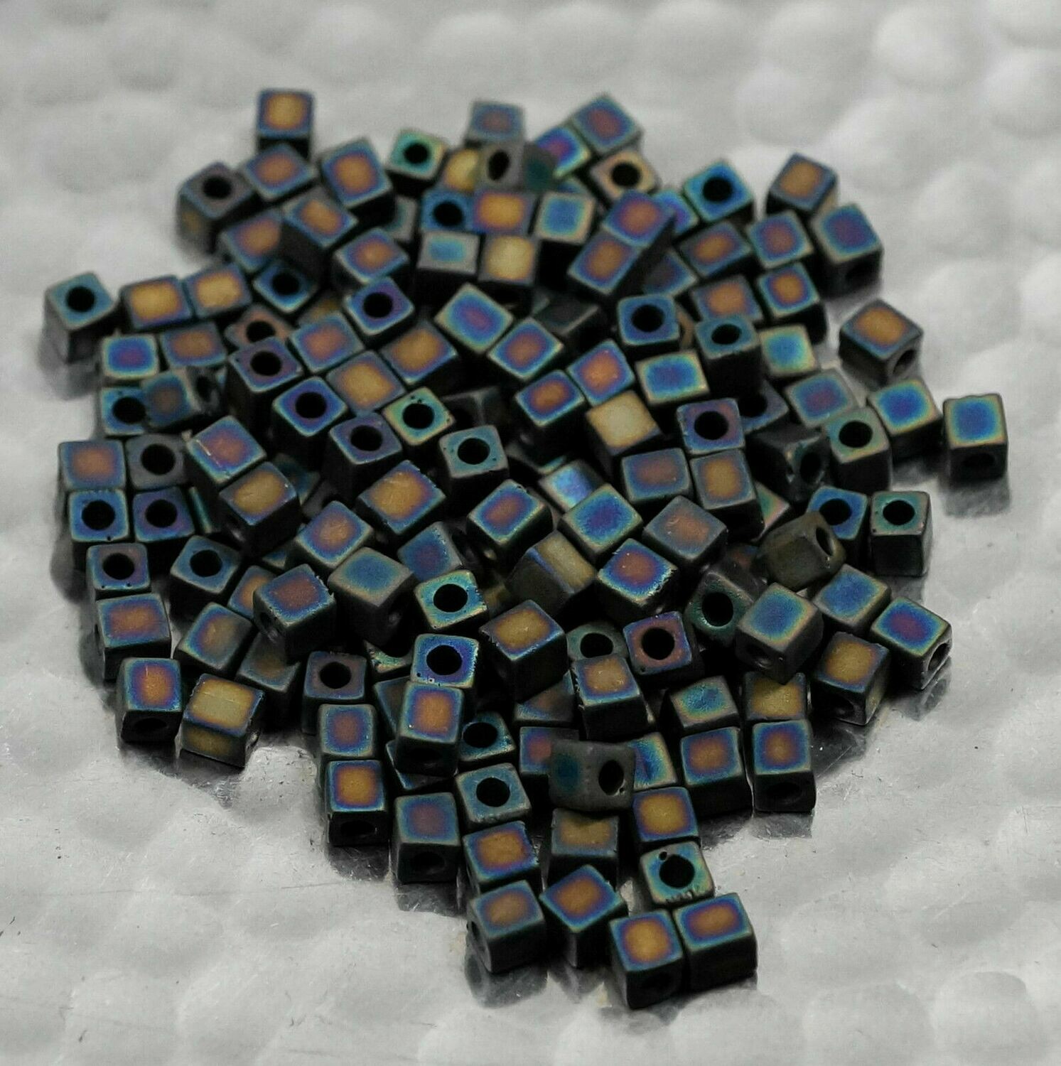 10g de cubes Mijuki 3 mm Matte Black AB ref 401FR