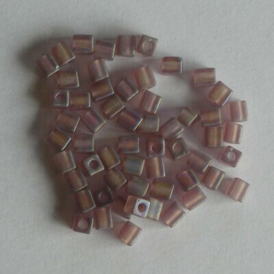 5g de cubes Mijuki 4 mm transparent frosted lilac