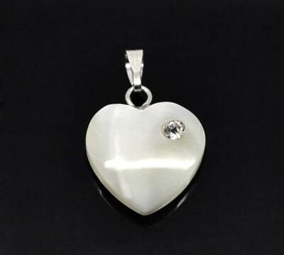 Pendentif coquillage coeur blanc avec un strass transparent 24 x 15 mm