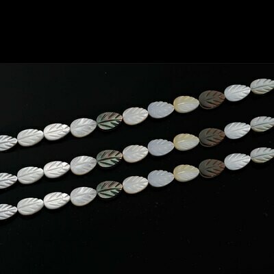 2 perles en coquillage nacrées en forme de feuille 9 x 6 mm