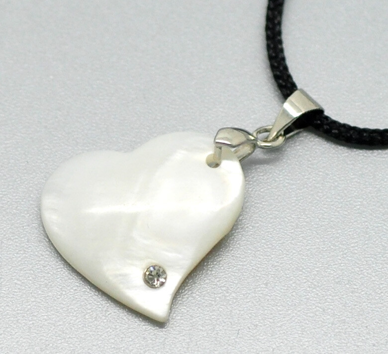 Pendentif coquillage coeur blanc avec un strass transparent 30 x 19 mm