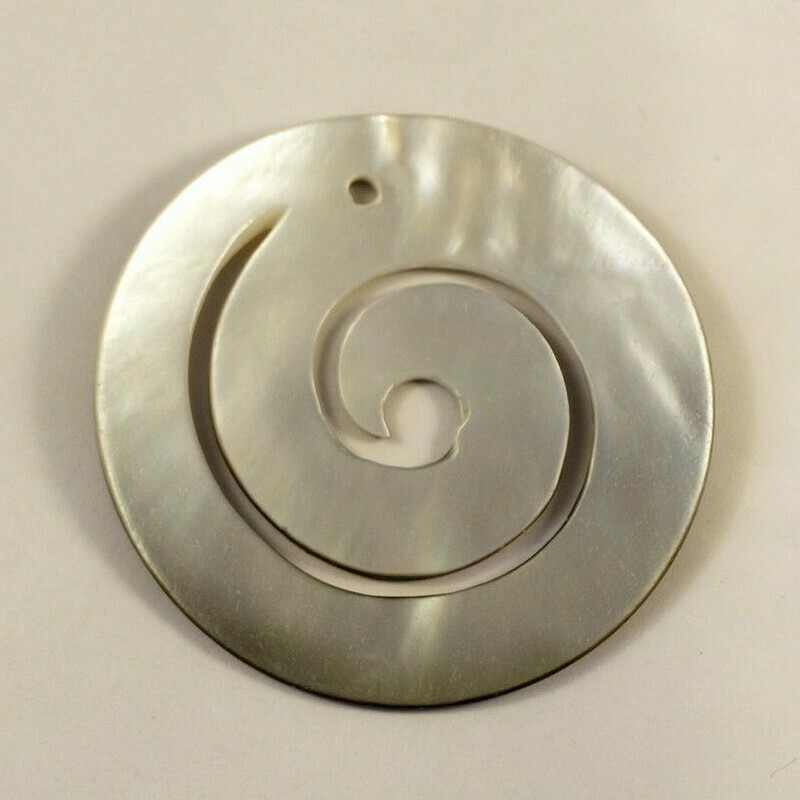 Pendentif spirale en nacre 50 mm