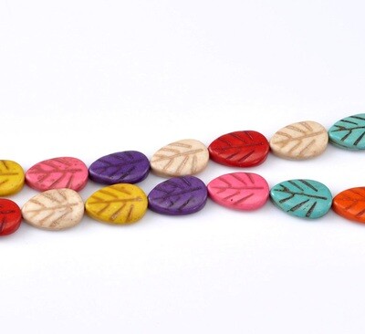 10 perles feuille en HOWLITE couleurs variées 18 x 12 mm