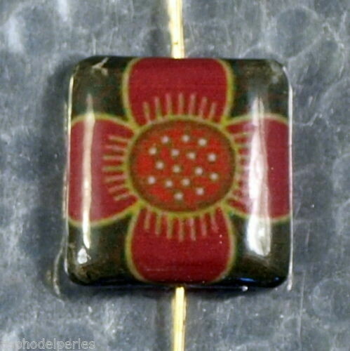 Decoupage bead carrée fleur japonaise rouge sur vert 2 cm