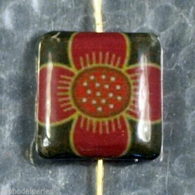 Decoupage bead carrée fleur japonaise rouge sur vert 2 cm