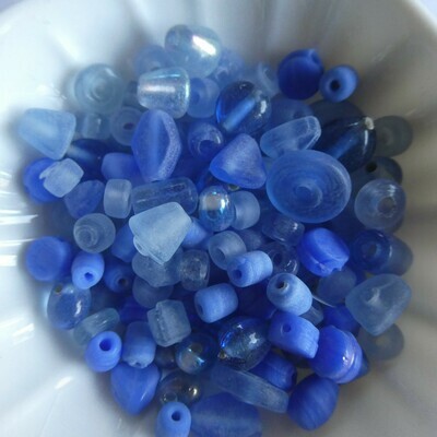 Mélange de perles de verre artisanales variées bleu gris lapis 50g
