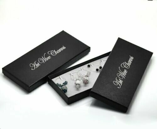 4 boîtes cadeau (2 noires et 2 violettes) pour 6 marque-verres. Charms de verres