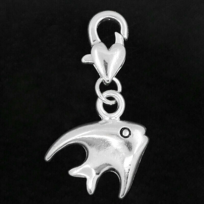 Pendentif breloque poisson argenté 3D monté sur mousqueton coeur
