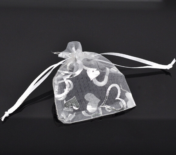 3 sachets en organza  blanc décor coeurs argentés 9 x 7 cm