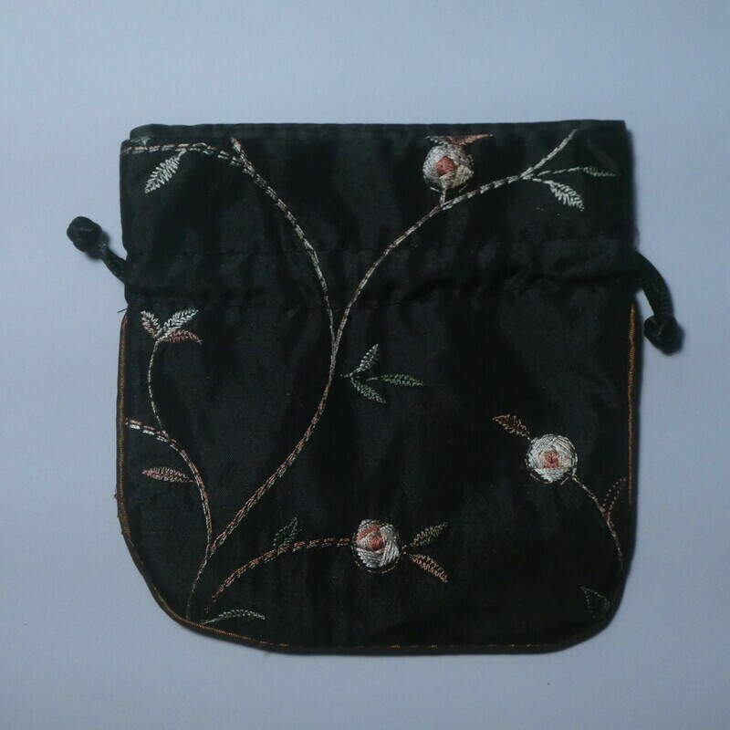Sachet à bijoux pochon de tissus en satin noir 12 x 12 cm