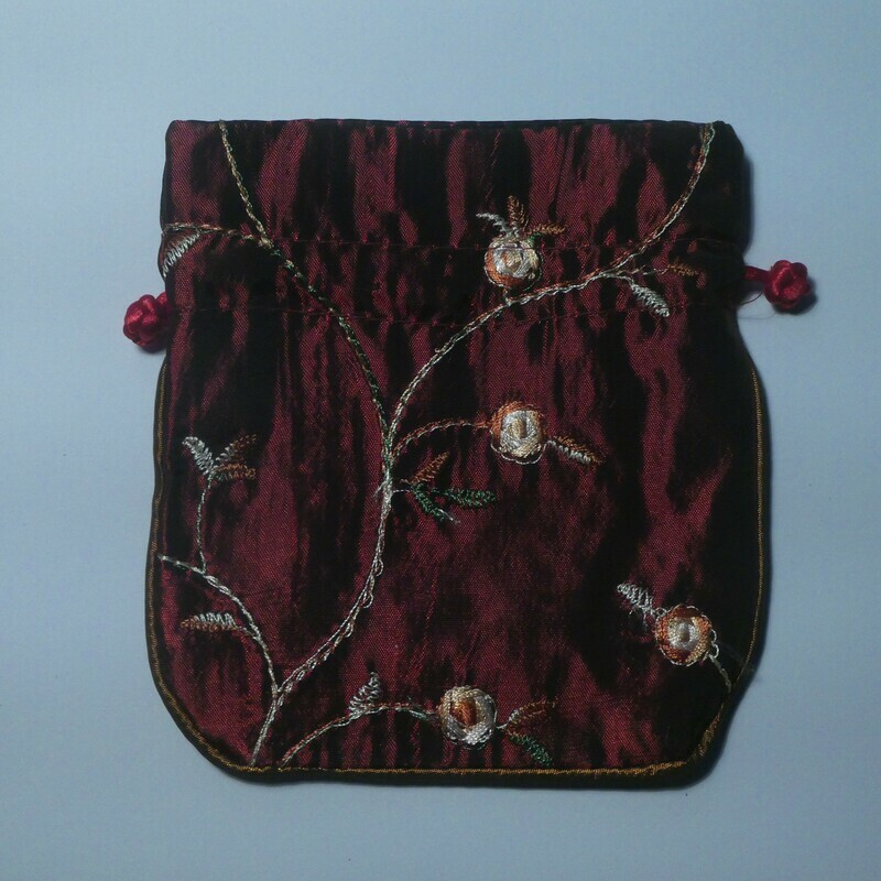 Sachet à bijoux pochon de tissus en satin Bordeau 12 x 12 cm