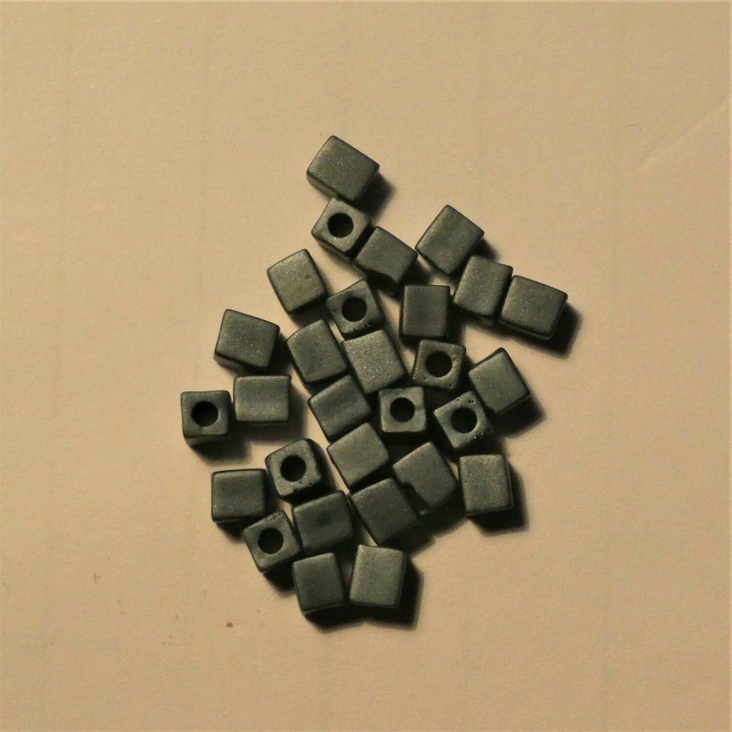 29 perles cubes Mijuki 3 mm Matte blue grey