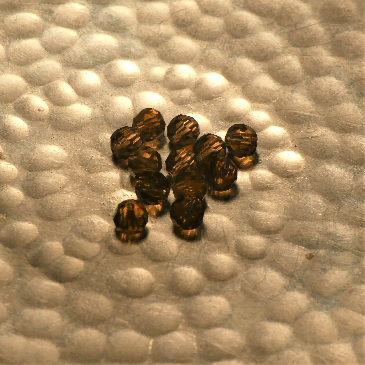 12 perles rondes taillées en cristal de Bohème 4 mm Smoke topaze AB