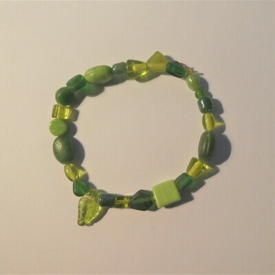 Bracelet vert perles artisanales en verre sur élastique